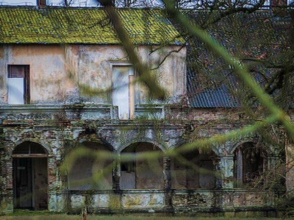 Dziadkowo. NIszczejący dwór