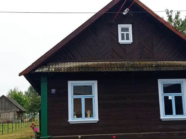 Typowy drewniany wiejski dom w Złotnikach 21.