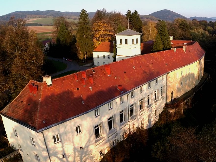 Pałac w Trzebieszowicach - Zamek na Skale