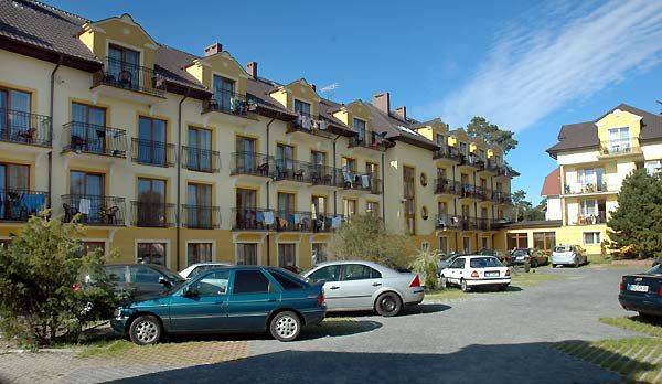 widok ośrodka od strony parkingu