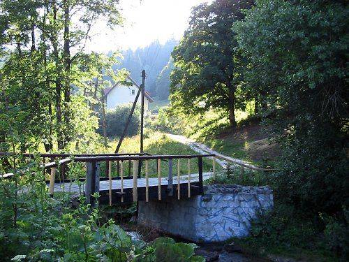 mostek przy wjeździe na posesję