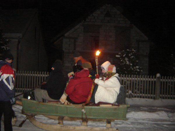 kulig nocą z pochodniami