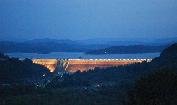 Zapora w Solinie wieczorem