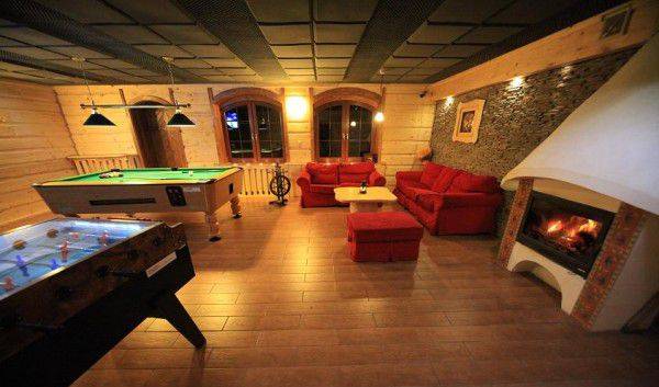 Sala klubowa (kominek, kącik zabaw dla dzieci, bilard, piłkarzyki)
