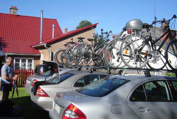 grupa rowerzystów na majówce