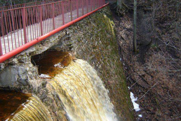 w pobliżu spiętrzony zbiornik wodny