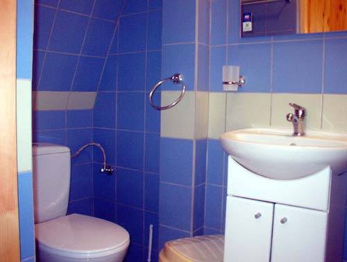 łaizenka w pokoju na piętrze