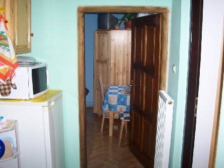 Korytarz z lodówką i mikrofalą