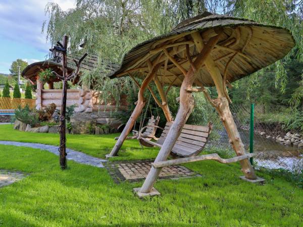 HUŚTAWKI I KOJĄCY SZUM POTOKU