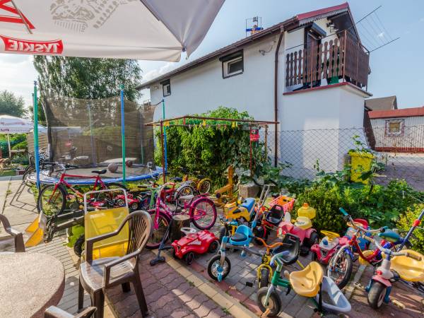 trampolina i zabawki