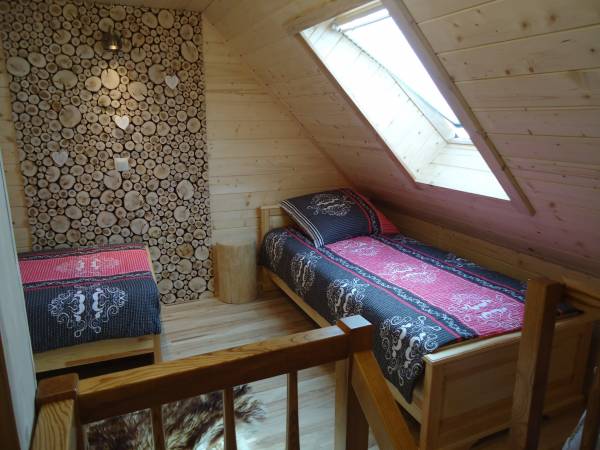 mały apartament, 3 łóżka pojedyńcze (możliwość łączenia) domek 12 os