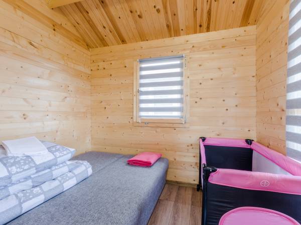 Sypialnia domek nr 1 możliwość dostawienia łóżeczka turystycznego