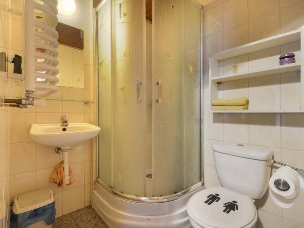 Łazienki w pokojach 1,2,3,4 dół