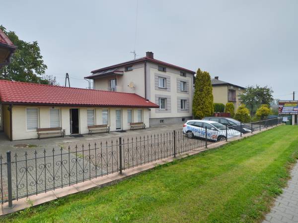 Parking dla samochodów przed pokojami na parterze