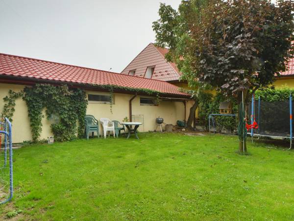 Ogródek za budynkiem na parterze