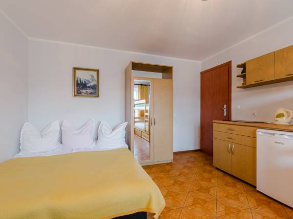 Ten sam pokój z widocznym aneksem kuch.