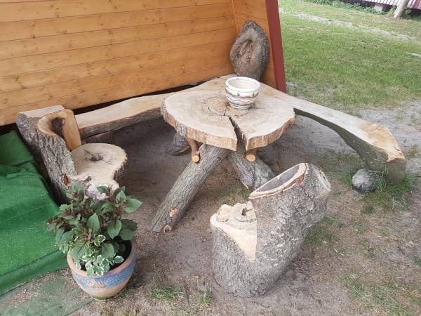 Stolik przed domkiem