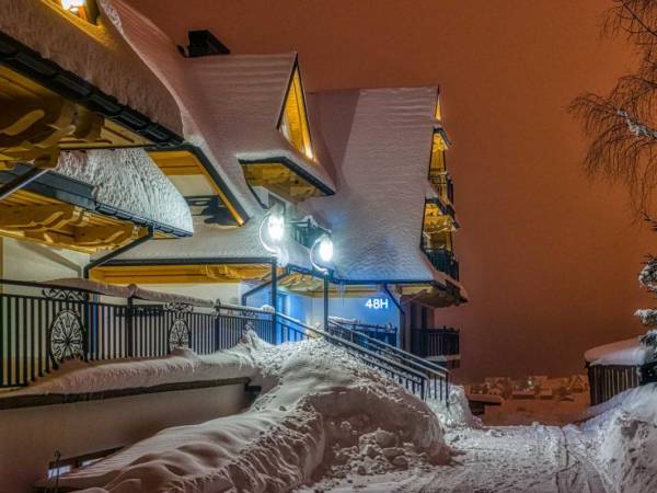 Budynek z zewnątrz zimą