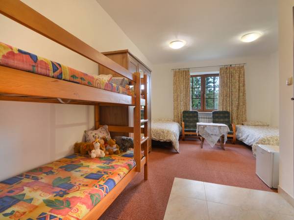 pokój typu 2+2 z pietrowym łóżkiem