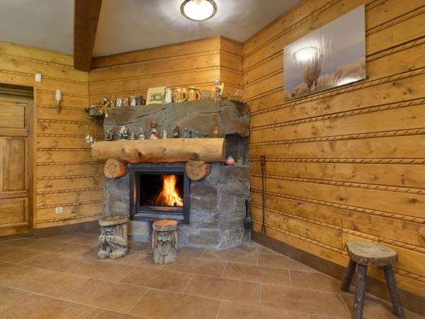 kominek w sali jadalnej