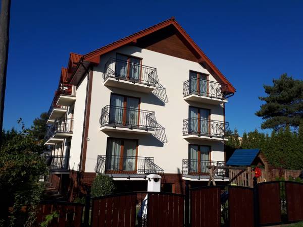 Tył budynku - plac zabaw, grill