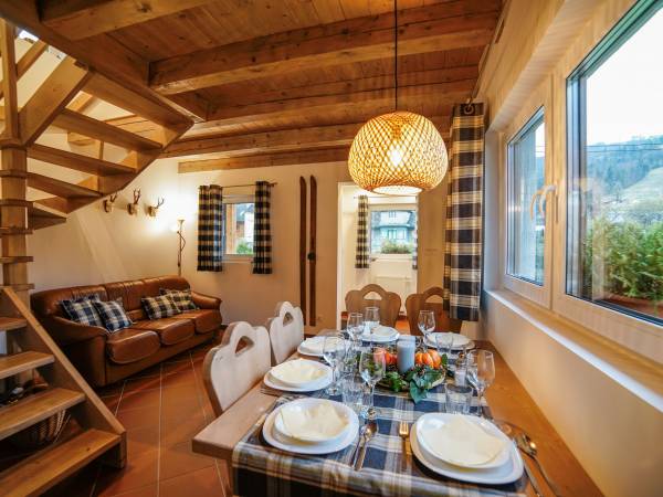 Nowy domek nr 4 pokój dzienny z sofą rozkładaną dla 2 osób