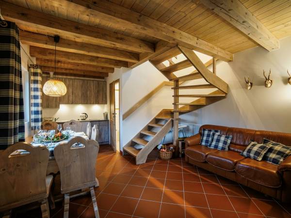 Nowy domek nr 4 pokój dzienny z aneksem kuchennym i łazienką