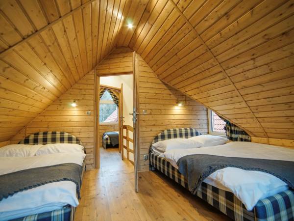 Sypialnia nr 1 z widokiem na góry, stok narciarski oraz kolejkę gondolową