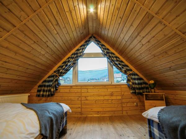 Sypialnia nr 1 z widokiem na góry, stok narciarski i kolejkę gondolową