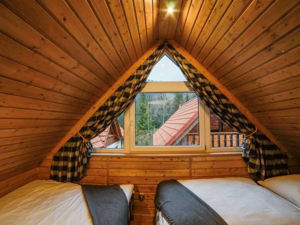 Sypialnia nr 2 z widokiem na góry i las