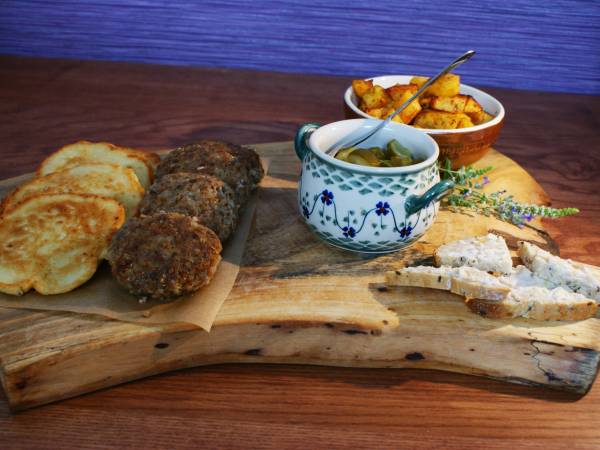 Oferujemy śniadania oraz obiadokolacje.