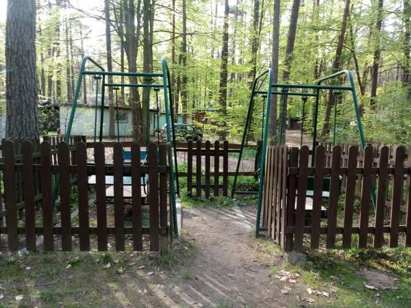 Duże huśtawki ogrodzone