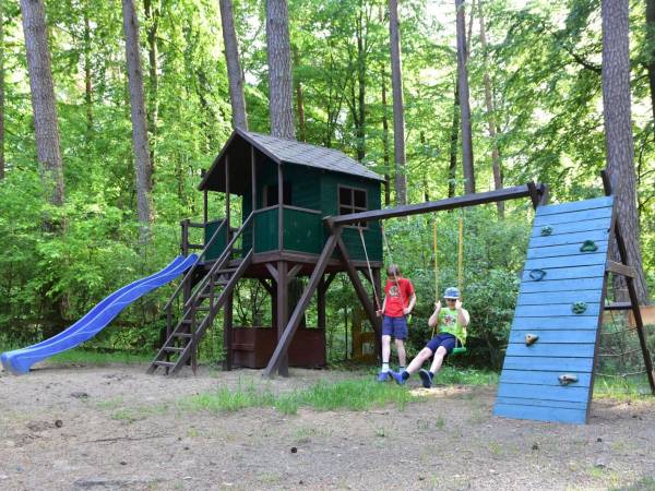Domek zabaw z huśtawkami