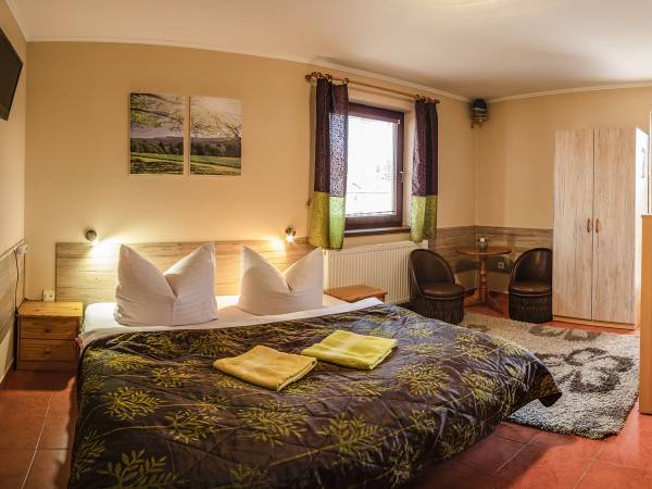 dva osobowy pokoj s lazenkou, laduvka, kanva i balkon