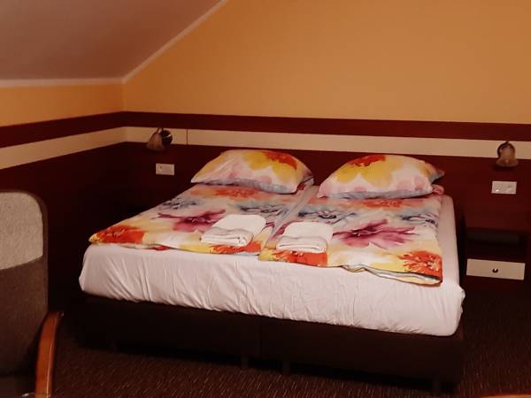 Pokój z łóżkiem małżeńskim