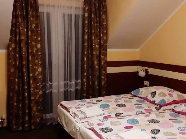 Pokój z dwoma łóżkami i balkonem