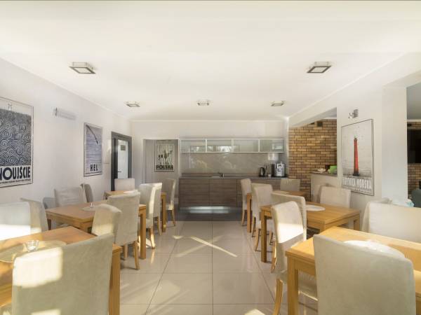 Ogólnodostępna sala kominkowa.