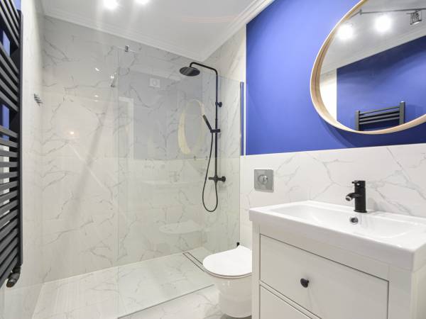 Apartament na parterze-przestronna łazienka.