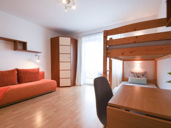 Pokój na piętrze-rozkładana kanapa i łóżko piętrowe.