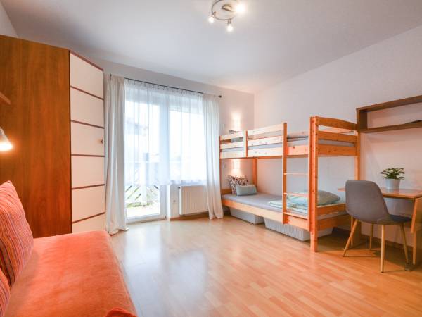 Pokój na piętrze-rozkładana kanapa i łóżko piętrowe.