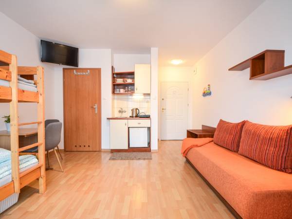 Pokój na piętrze-rozkładana kanapa i łóżko