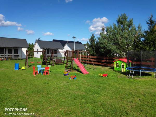 Plac dla dzieci (oczywiście ogrodzony)