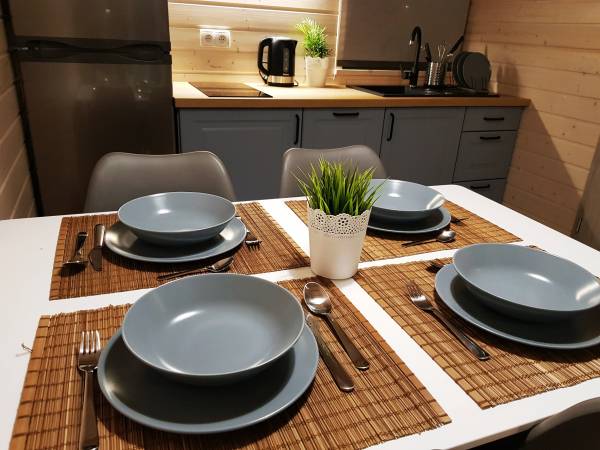 Stół jadalny z zastawą