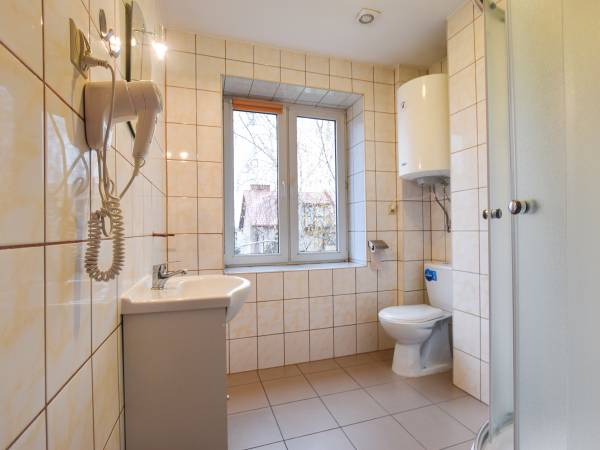 łazienka w pokoju 3 osobowym