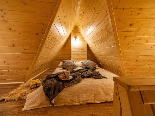 Antresola z dużym materacem