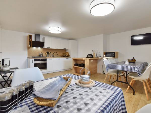 wspólna kuchnia z jadalnią