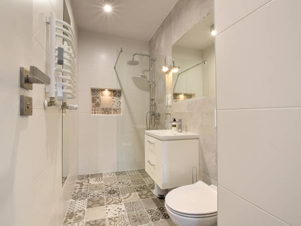 łazienka w dwupokojowym apartamencie z tarasem