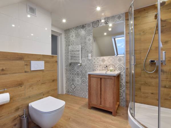 łazienka 4 osobowego pokoju na poddaszu