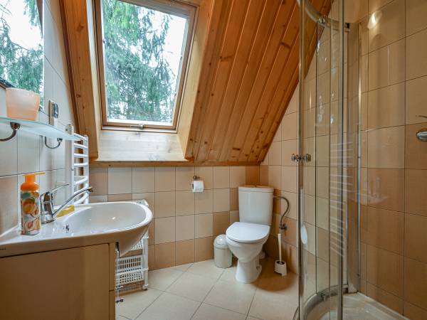 łazienka pokoju dwuosobowego z podwójnym łóżkiem