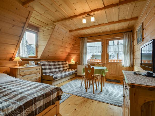 pokój dwuosobowy z łóżkiem pojedynczym i wersalką